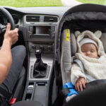 Maxi Cosi voorin in de auto