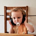 Kind met gehoorbescherming op in een drukke omgeving